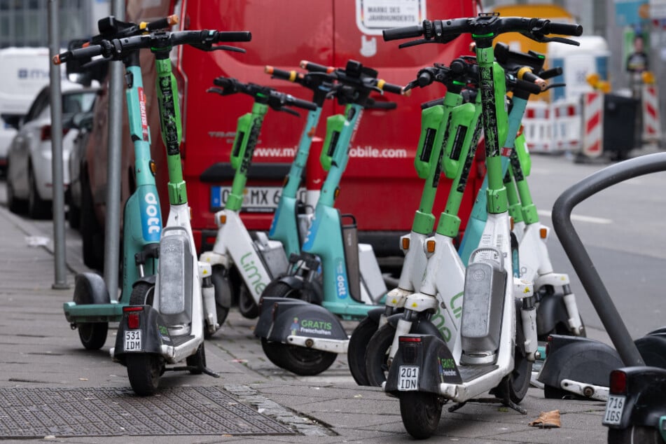 In einem der Fälle waren die Tatverdächtigen auf grün-weißen E-Scootern unterwegs. (Symbolbild)