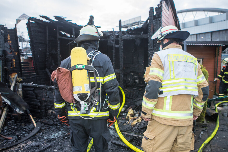 Feuerwehrleute waren auch am Morgen noch im Einsatz, um mögliche Brandnester zu finden.