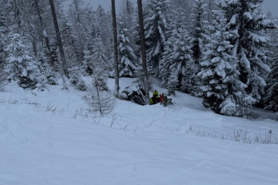 Das Fahrzeug der Deutschen stürzte rund 30 Meter in die Tiefe.