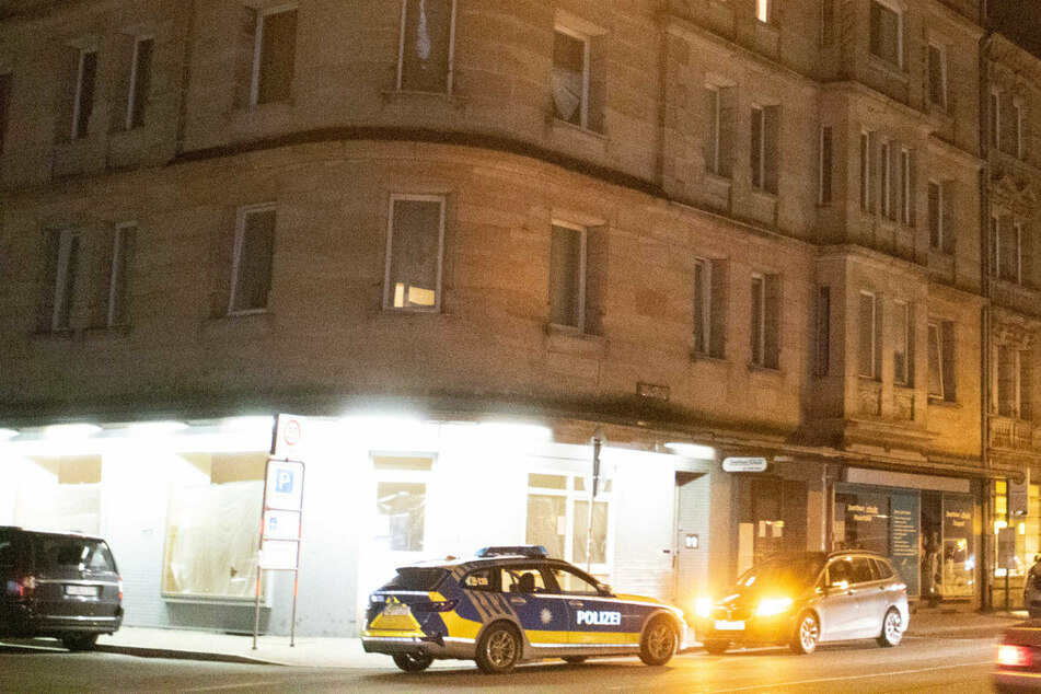 In der gemeinsamen Arbeiterwohnung eskalierte die Situation. Ein 21-Jähriger wurde offenbar von seinem Kollegen schwer verletzt.