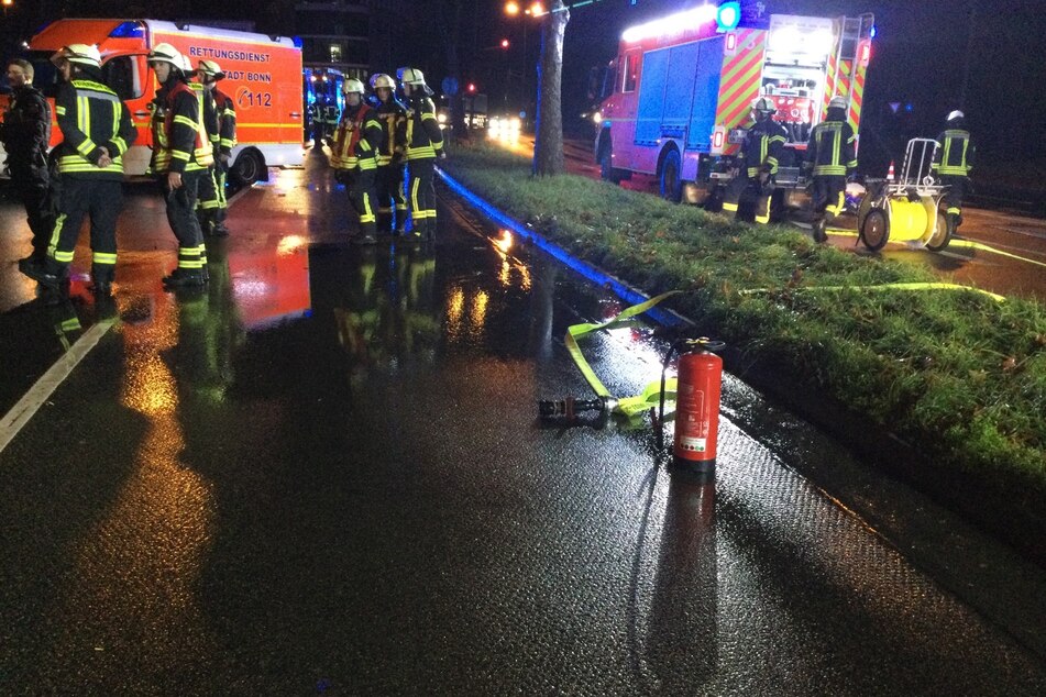 Auto landet in Böschung: Feuerwehr muss bewusstlose und eingeklemmte Person retten