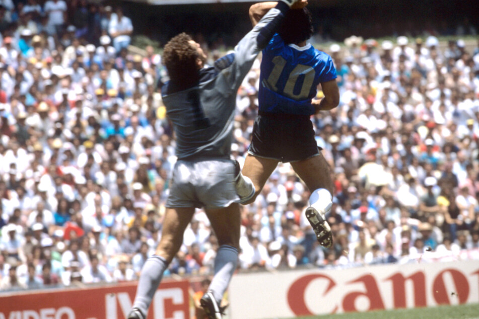 Der Moment, der um die Welt ging: Am 22. Juni 1986 erzielte Diego Armando Maradona (r.) das "Hand Gottes"-Tor gegen Keeper Terry Butcher (63).