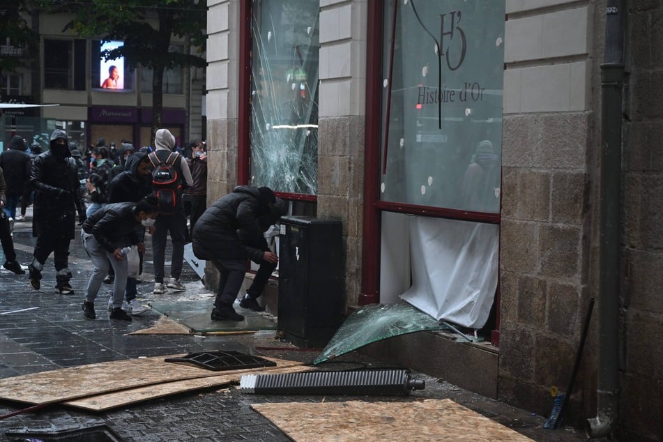 In größeren Städten Frankreichs wurden sogar Luxusgeschäfte gestürmt und geplündert.