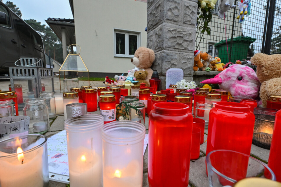 Mit Kerzen und Teddybären trauern die Menschen in Königs Wusterhausen um die fünf Toten.