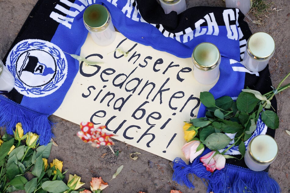 Nach der Tat auf feiernde Fans von Arminia Bielefeld legten Menschen Blumen nieder.