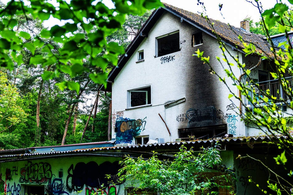 Durch den Brand ist das Gebäude jetzt akut einsturzgefährdet.