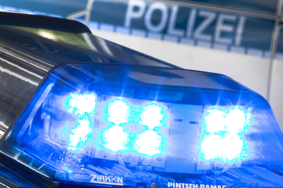 Die Polizei fahndet in Bayern nach dem Unbekannten. (Symbolbild)