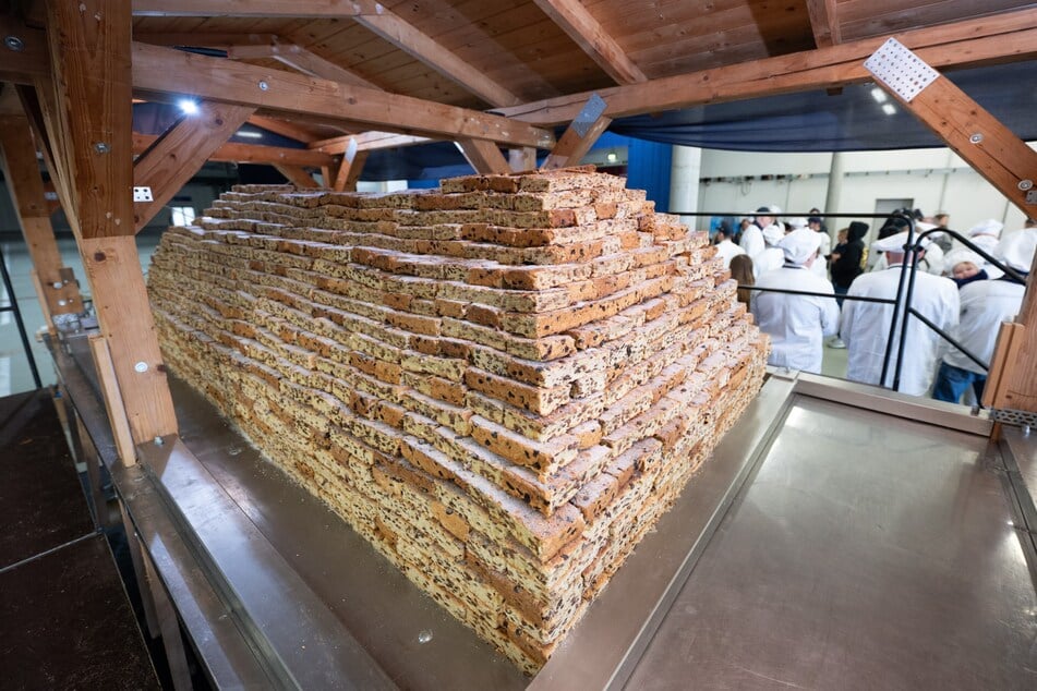 Es ist vollbracht: Der Riesenstriezel wartet darauf, beim Stollenfest in Dresden verkostet zu werden.