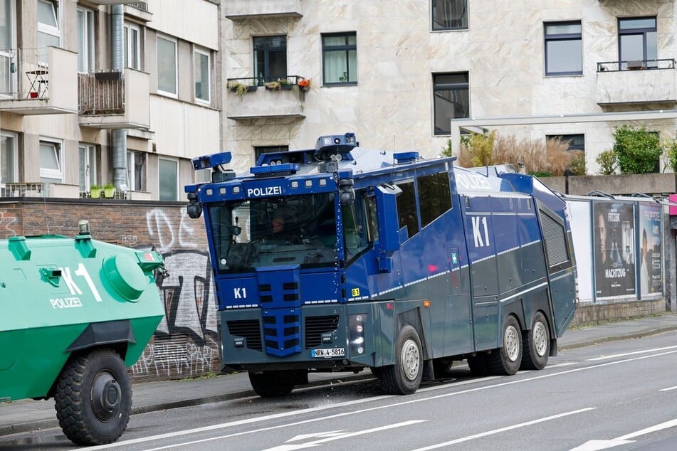 Am Rande der Gen-Z-Demo in Köln setzte die Polizei einen Wasserwerfer ein.