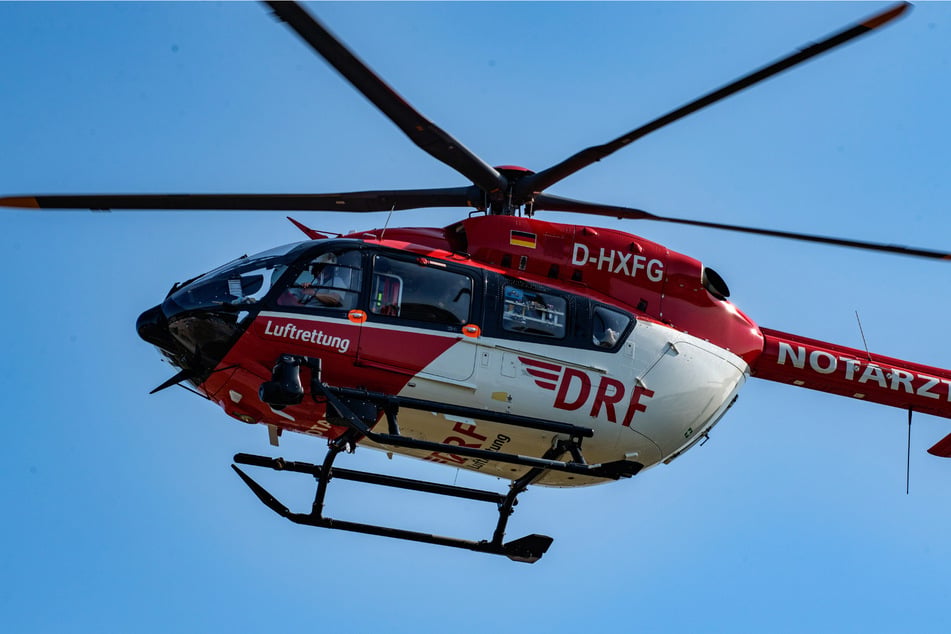 Ein Rettungshubschrauber brachte einen der beiden Schwerverletzten ins Krankenhaus. (Symbolbild)