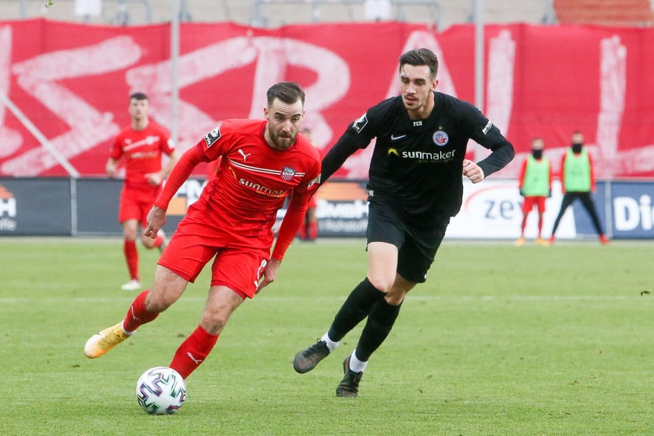 FSV-Kicker Morris Schröter (25, l.) und Rostock-Spieler Sven Sonnenberg (22) im Zweikampf.