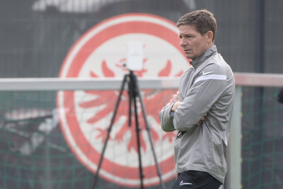 Eintracht-Coach Oliver Glasner (48) gehen in der Abwehr so langsam die Spieler aus.