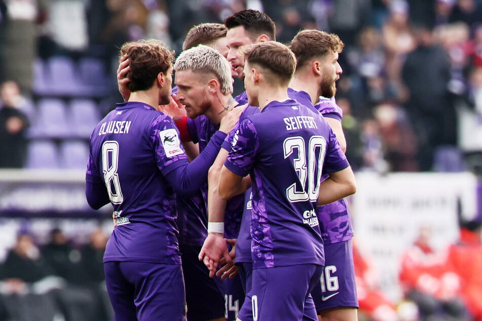 Ein guter Start für den FC Erzgebirge Aue: Die Mannschaft freut sich über das 1:0.