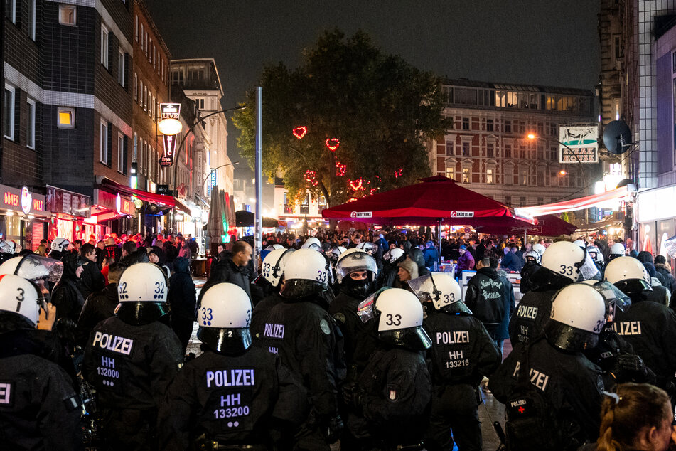 Polizeikräfte begleiteten die HSV-Fans bis auf den Hans-Albers-Platz.