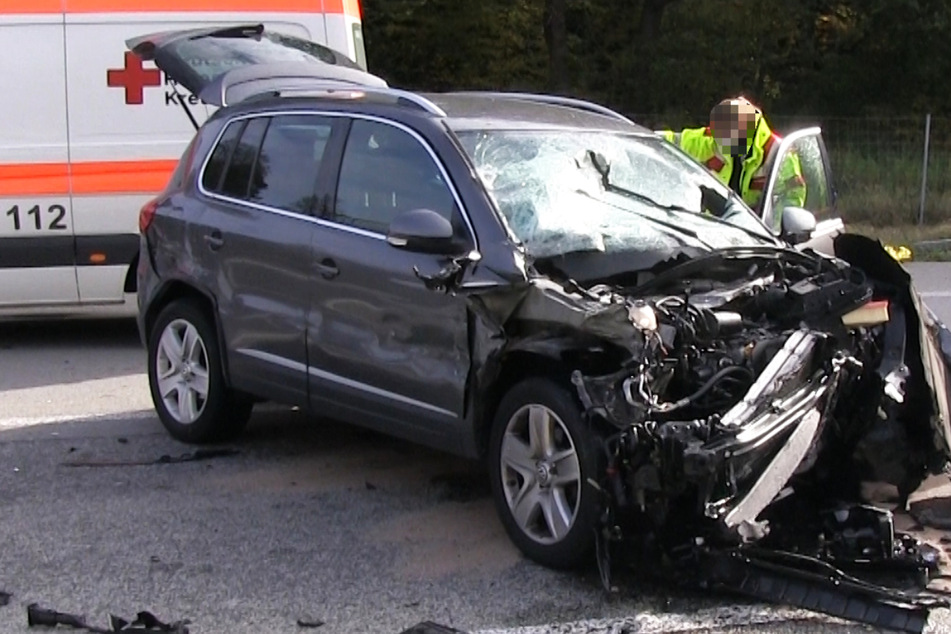 Wie es zu dem Unfall auf der A67 kam, ist noch unklar. Die Front des VW wurde bei dem Crash massiv beschädigt.