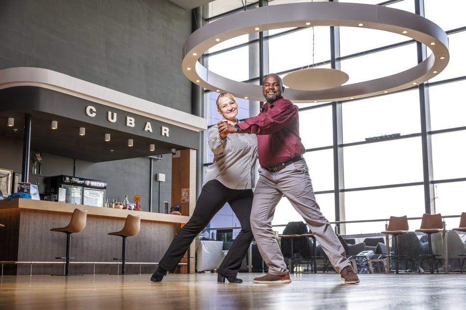 Vom Flughafen überzeugt: Stefanie Fontaine (40) und Yorge González (39) von der kubanischen Salsa-Tanzschule Kubáname.