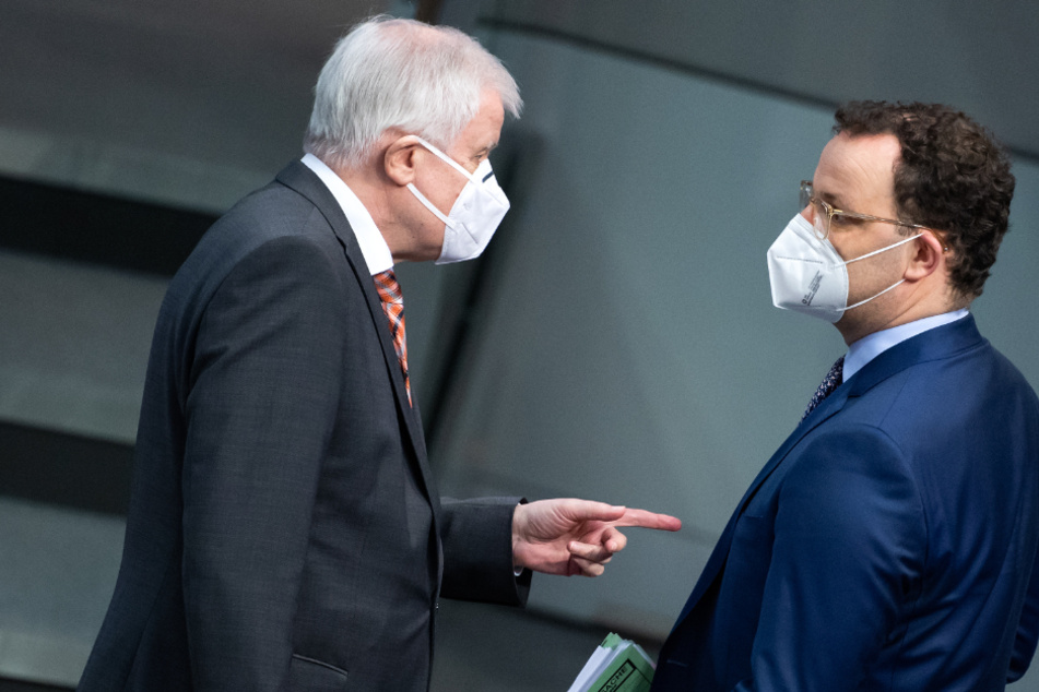 Bundesinnenminister Horst Seehofer (71, CSU) im Zwiegespräch mit dem Gesundheitsminister Jens Spahn (40, CDU, rechts)