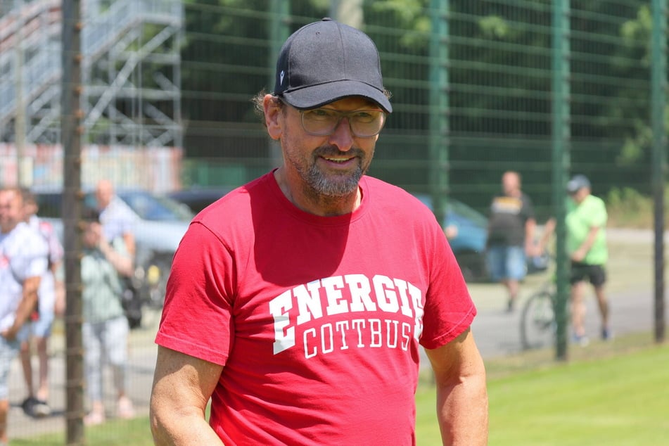 Energie-Entscheider Pele Wollitz (59) wirkte am Donnerstag trotz der Absagen entspannt und klar. (Archivbild)