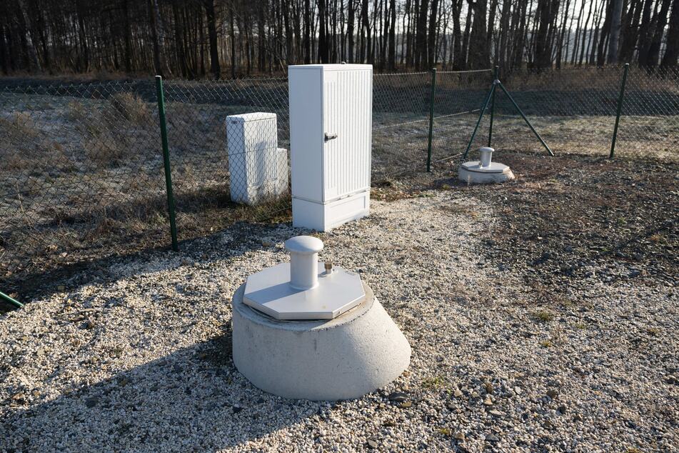 Ein Zaun umgibt eine Messstation des Deutschen Zentrums für Astrophysik (DZA) zur Erforschung und Entwicklung eines Untergrundlabors sowie möglicher Standort für das Einstein Teleskop.