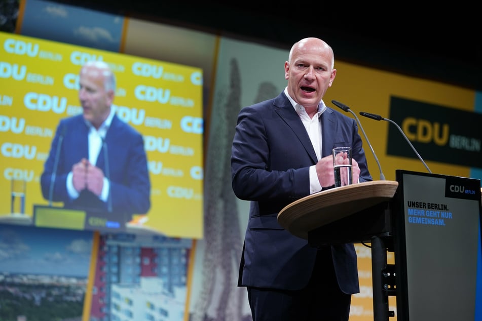 Kai Wegner (48, CDU), Bundestagsabgeordneter, spricht beim Parteitag des Berliner CDU-Landesverbands im Estrel Hotel.