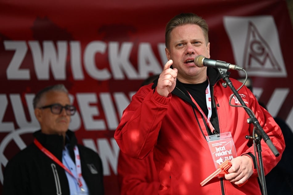 IG-Metall-Bezirksleiter Jan Otto spricht sich gegen längere Arbeitszeiten und "Lohndrückerei" aus.