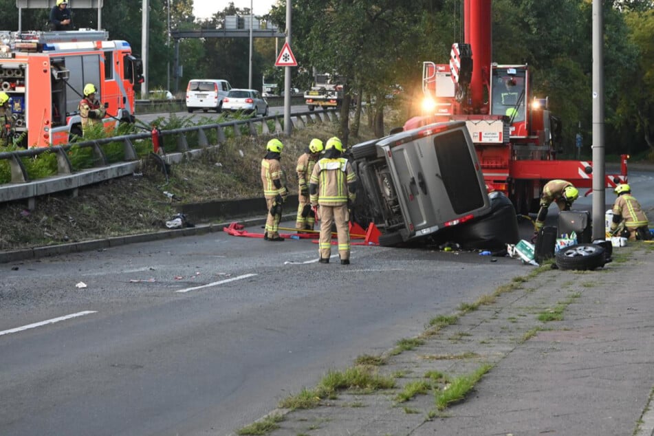 Unfall A100: Heftiger Unfall auf A100: Kleinbus überschlägt sich - fünf Menschen verletzt!