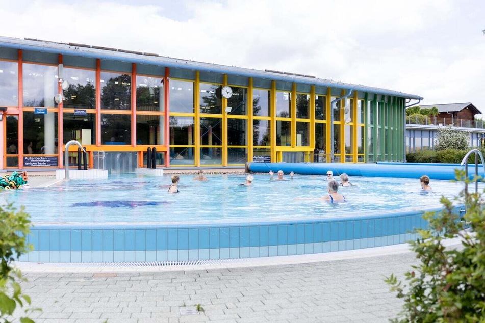 Venkovní bazény jsou vyhřívané a jsou skutečným zážitkem, i když prší a je chladno.