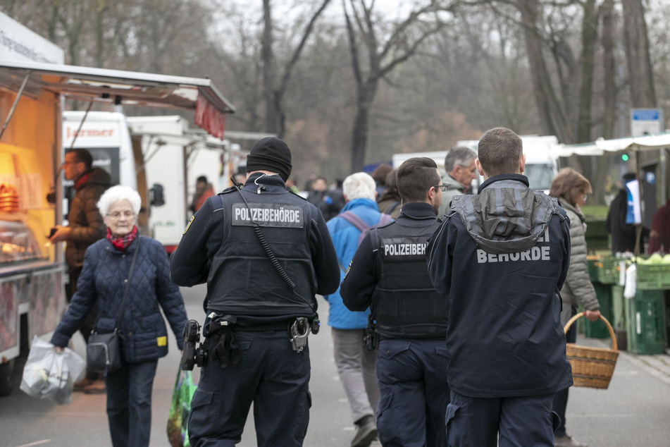 Neben Streifen des Ordnungsamtes und Sicherheitsdienstes war auch die Polizei auf dem Lingnermarkt zu sehen.