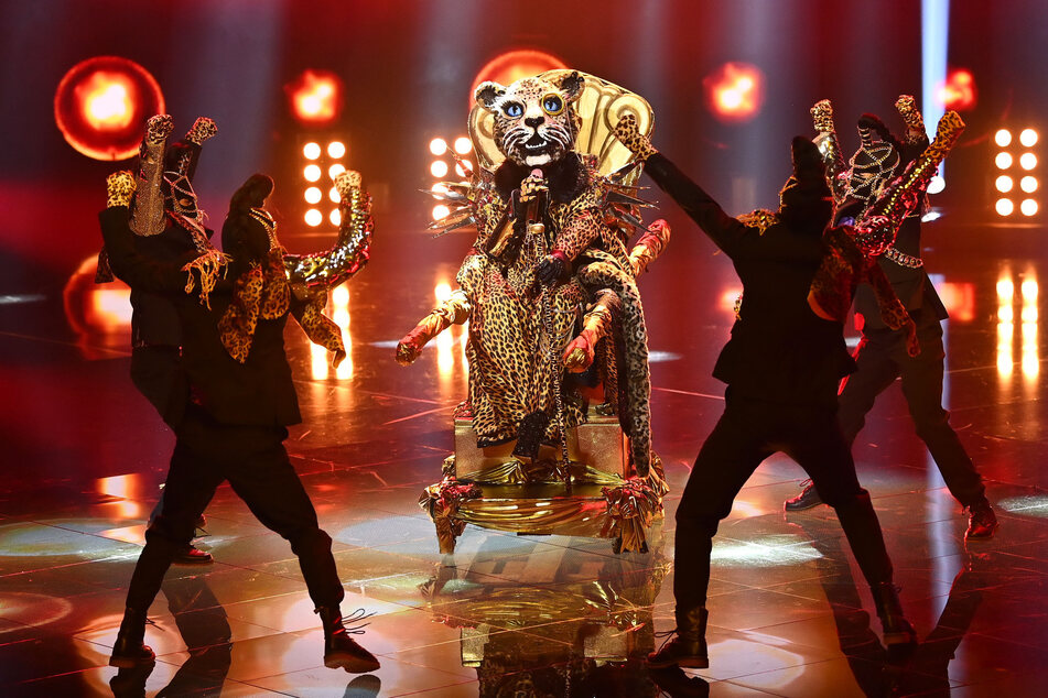 The Masked Singer: "The Masked Singer": Diesen Promi vermuten Fans hinter der Leo-Maske!