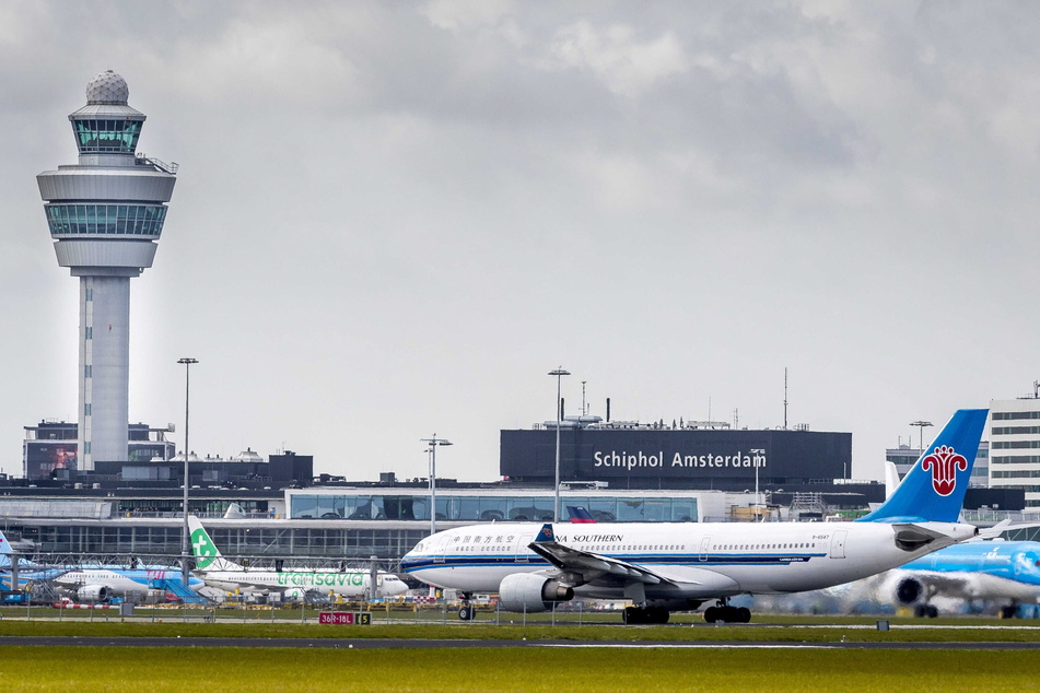 Die niederländische Polizei hat auf dem Flughafen Schiphol in Amsterdam einen betrunkenen Steward am Abflug gehindert. (Symbolbild)