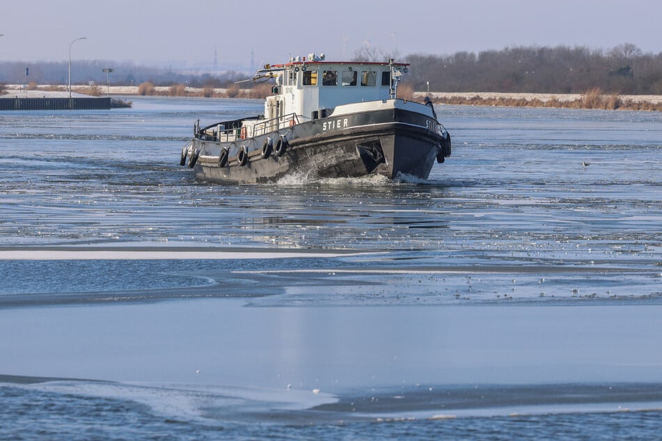 Der Eisbrecher "Stier" vom Wasserstraßen- und Schifffahrtsamt Magdeburg bricht mit seinen 600 PS die ersten Eisschollen auf dem Mittellandkanal auf.