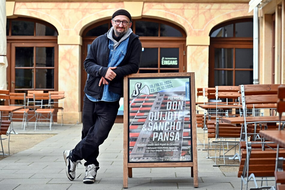 Lässig lehnt Jakub Gawlik (41) am Werbeaufsteller für seinen "Don Quijote" vorm Societaetstheater.