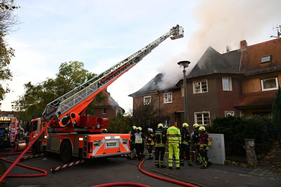 Der Brand war unter dem Dach und wurde teilweise von oben gelöscht.