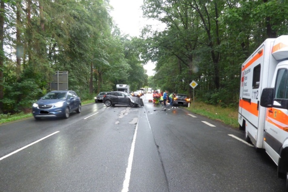 Drei Autos krachten auf einer Landstraße bei Celle ineinander. Der Unfallverursacher (52) blieb unverletzt.