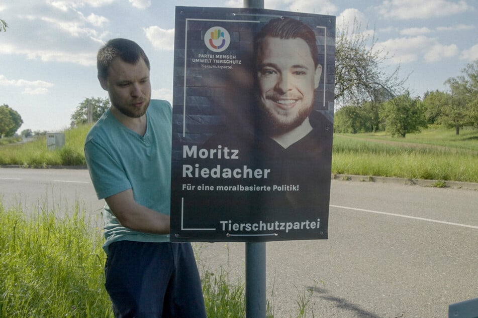 Auch das ist Moritz: Politisches Engagement geht auch neben der Straße, wie hier beim Montieren seiner eigenen Plakate. Klimaschutz kennt eben viele Gesichter.