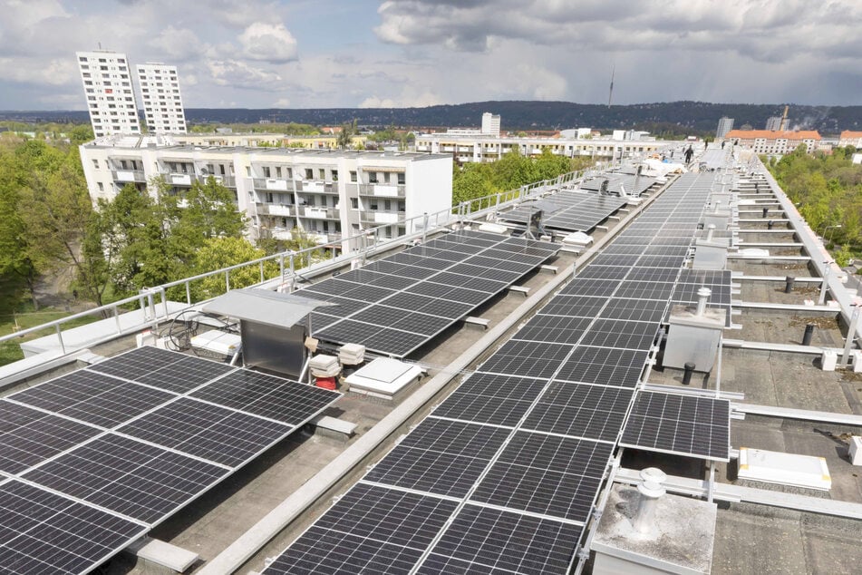 Auf den Dächern der Häuser an der Senftenberger Straße sorgt jetzt eine Solaranlage für Strom.
