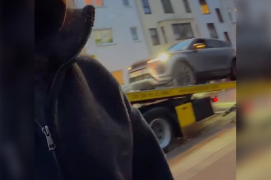 Via Instagram zeigte die 33-Jährige auch, wie ihr Wagen nach dem Unfall von einem Abschleppdienst abtransportiert werden musste.