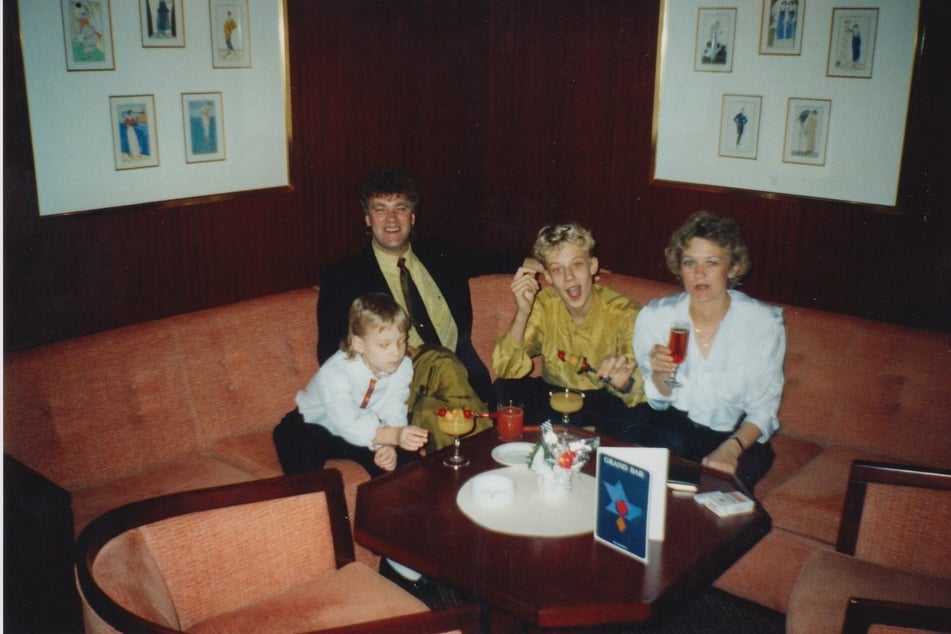 Primera crucero familiar después de la caída del Muro: Jörg Hinz, en Navidad de 1990, junto a su esposa Ilona y sus hijos Stefanie y Marcel a bordo del "Arkona".