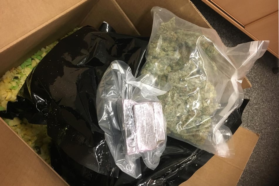 Fast 22 Kilogramm Marihuana sowie knapp vier Kilogramm Haschisch mit einem Straßenverkaufswert von rund 600.000 Euro konnte Kate erschnüffeln.