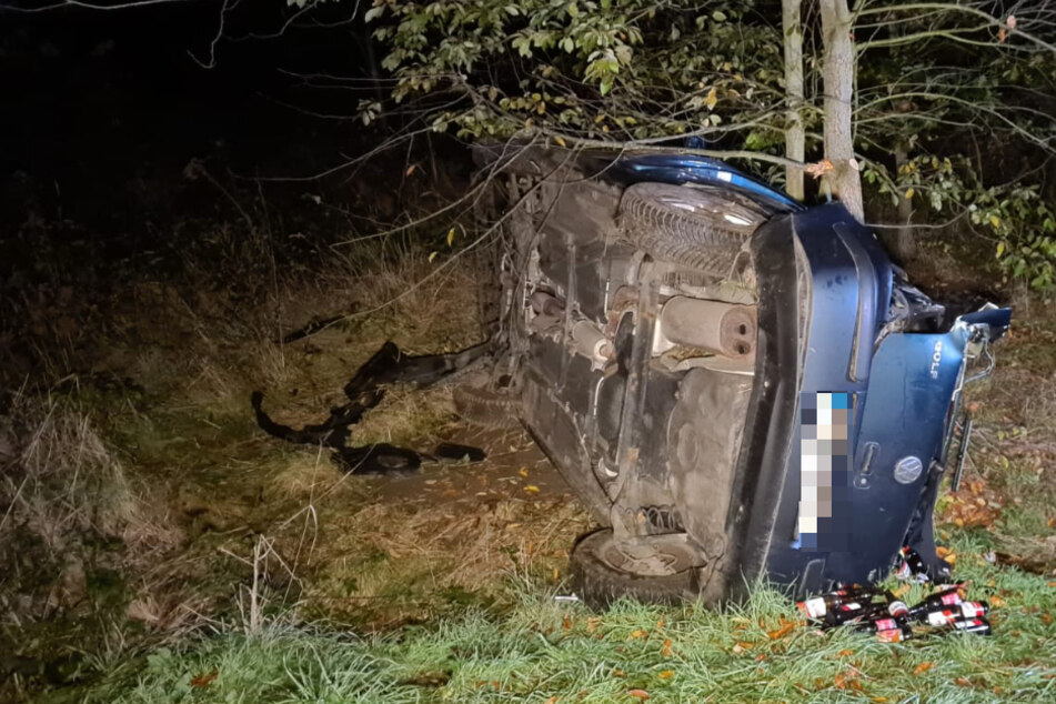 Der Golf an dem Baum, der ihn schließlich zum Stehen brachte. Glück im Unglück hatte bei dem Crash der Fahrer: Er soll nur leicht verletzt worden sein.