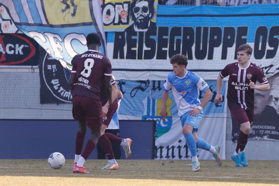 Fynn Seidel (2.v.r.) behauptete sich in dieser Szene gegen drei Berliner. Er hofft, dass er am heutigen Dienstag in Babelsberg erneut in der Startelf steht.