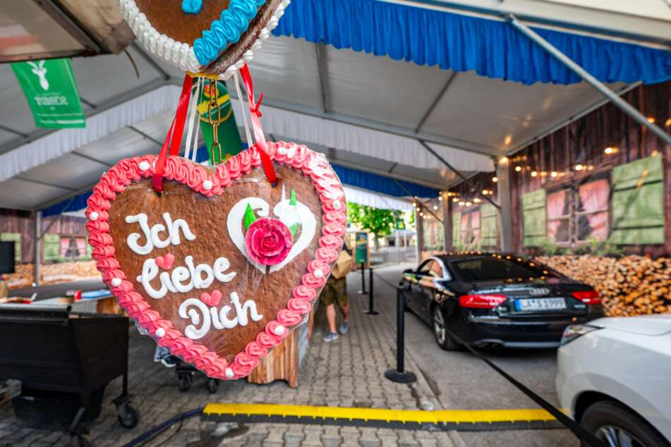 Ein Lebkuchenherz mit der Aufschrift "Ich liebe Dich" hängt vor einem Drive-in-Festzelt in Landshut.