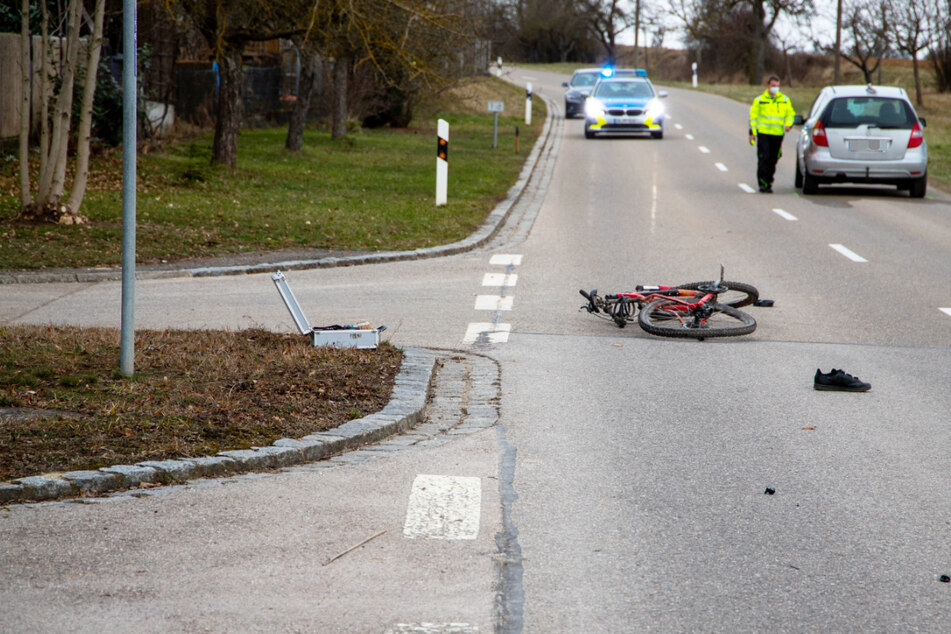 Tödlicher Unfall im Buxheimer Ortsteil Tauberfeld! Ein 27 Jahre alter Radfahrer ist mit einem Auto kollidiert und an seinen Verletzungen gestorben.