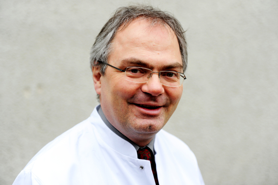 Der Virologe Helmut Fickenscher (59), Leiter des Instituts für Infektionsmedizin am Universitätsklinikum Schleswig-Holstein, appelliert an die Menschen, weiter eine Maske zu tragen. (Archivfoto)