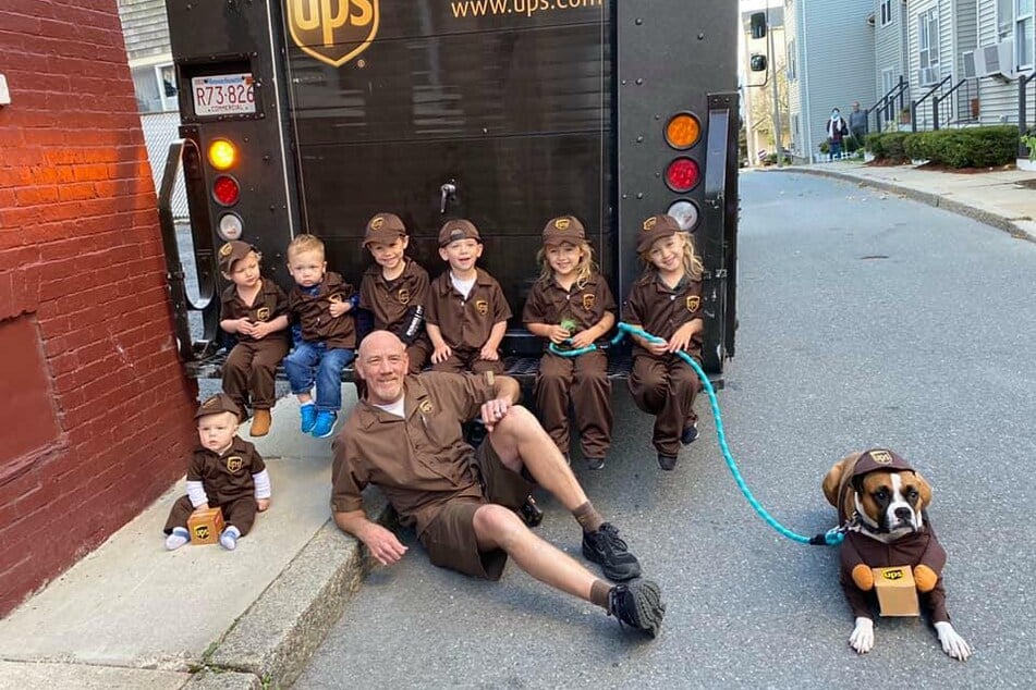 Kevin posiert gemeinsam mit den Kindern. Selbst der Hund trägt das UPS-Kostüm.