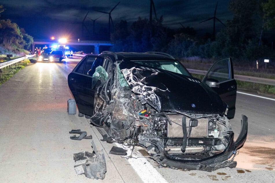 Ein Mercedes-Fahrer (66) fuhr auf der A14 auf ein Wohnmobil auf.