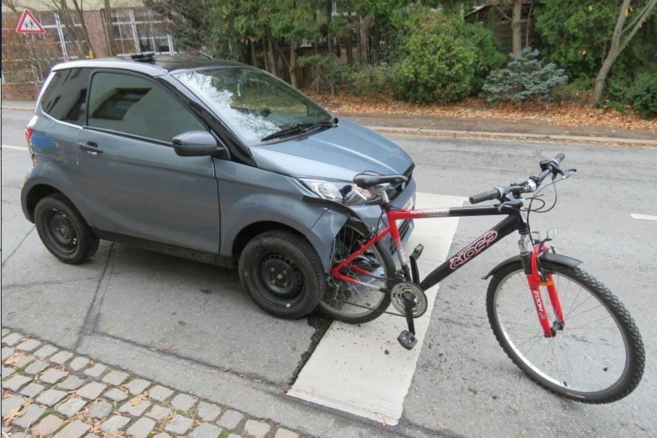 Kurioser Crash in Zwickau: Fahrrad steckt in Auto fest!
