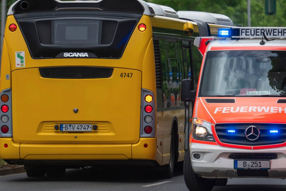 Der Busfahrer musste ambulant vom Rettungsdienst behandelt werden. (Symbolfoto)