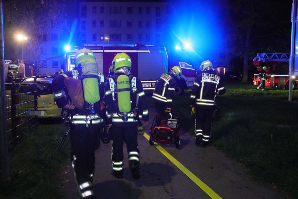 Feuerwehreinsatz in der Albert-Jentzsch-Straße in Chemnitz. Vier Personen wurden bei dem Wohnungsbrand verletzt.