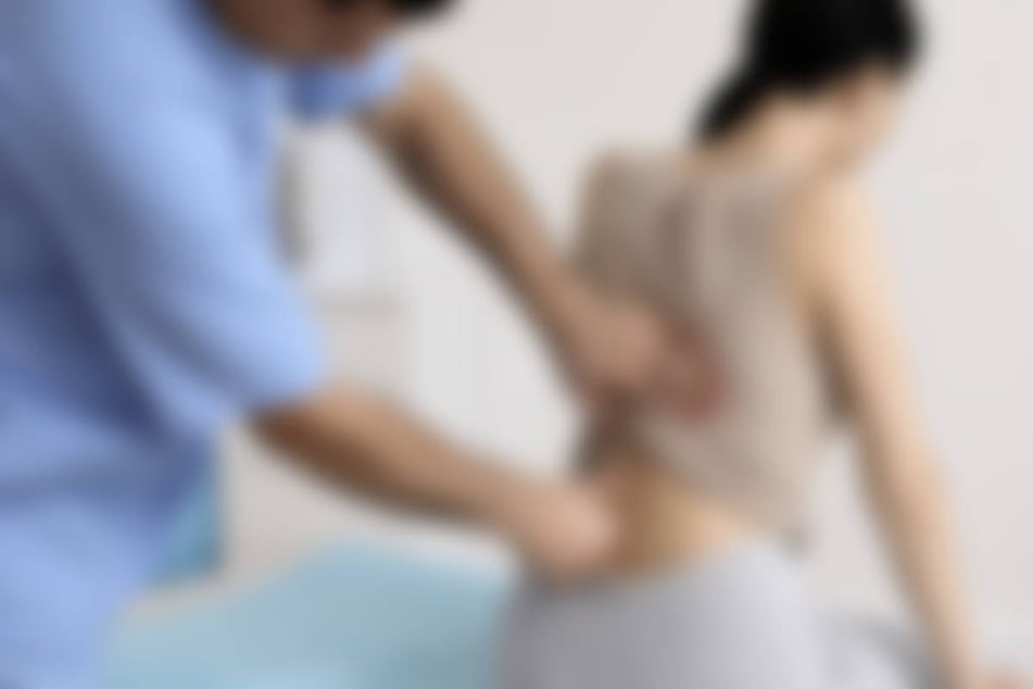 Orthopäde massiert Patientinnen die Brüste und kommt mit Bewährung davon